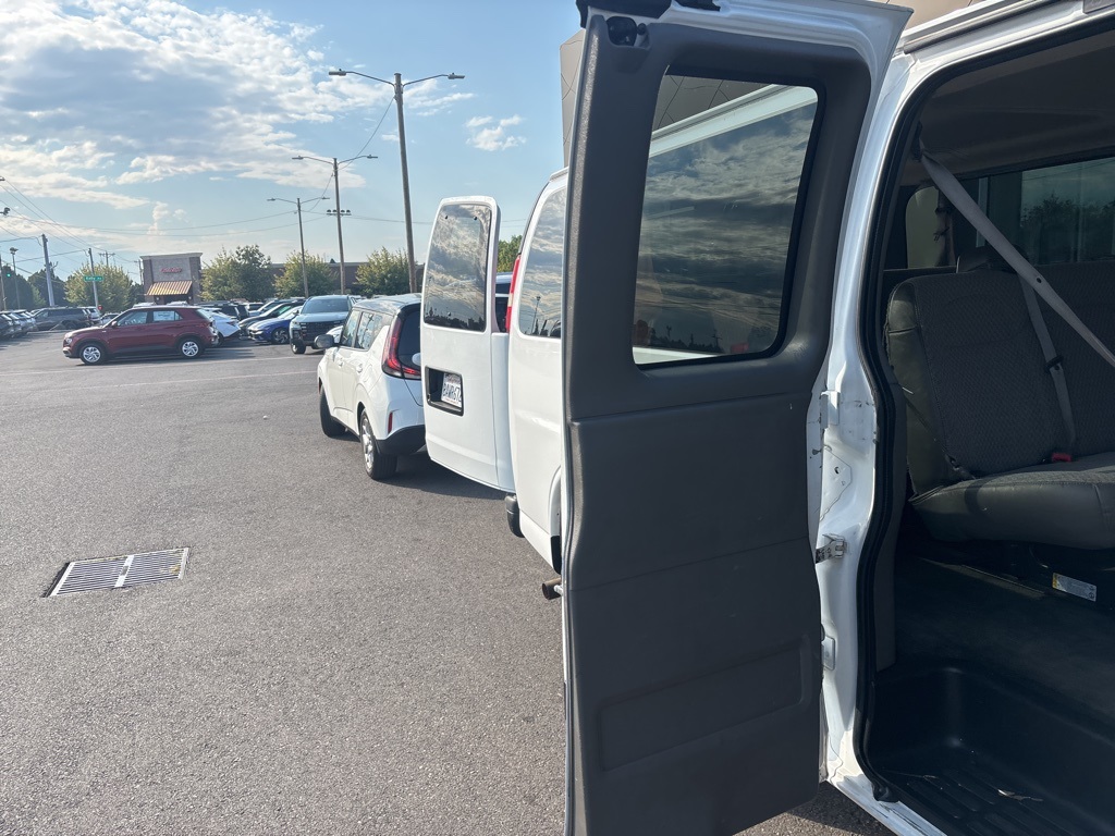 2016 Chevrolet Express 3500 Passenger Van photo 15