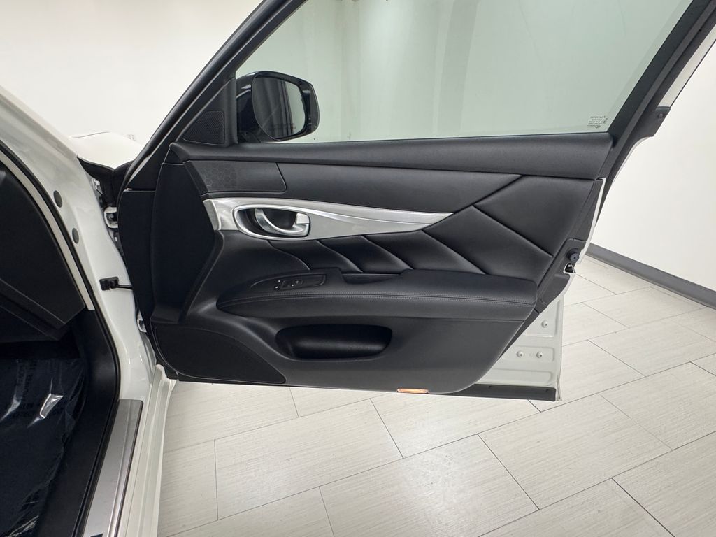 2019 Infiniti Q70 photo 14