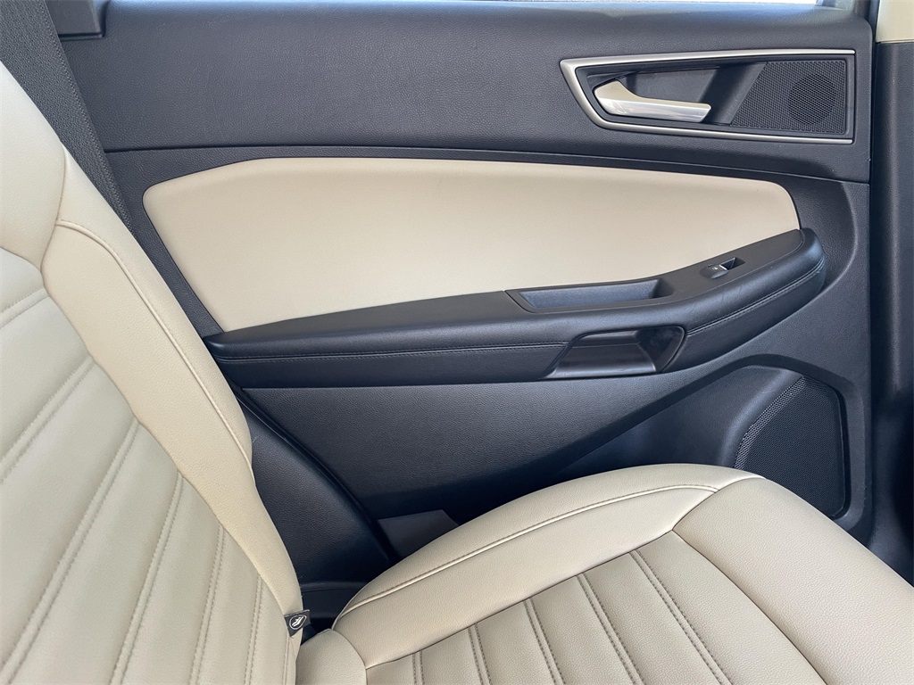 2022 Ford Edge SEL photo 15