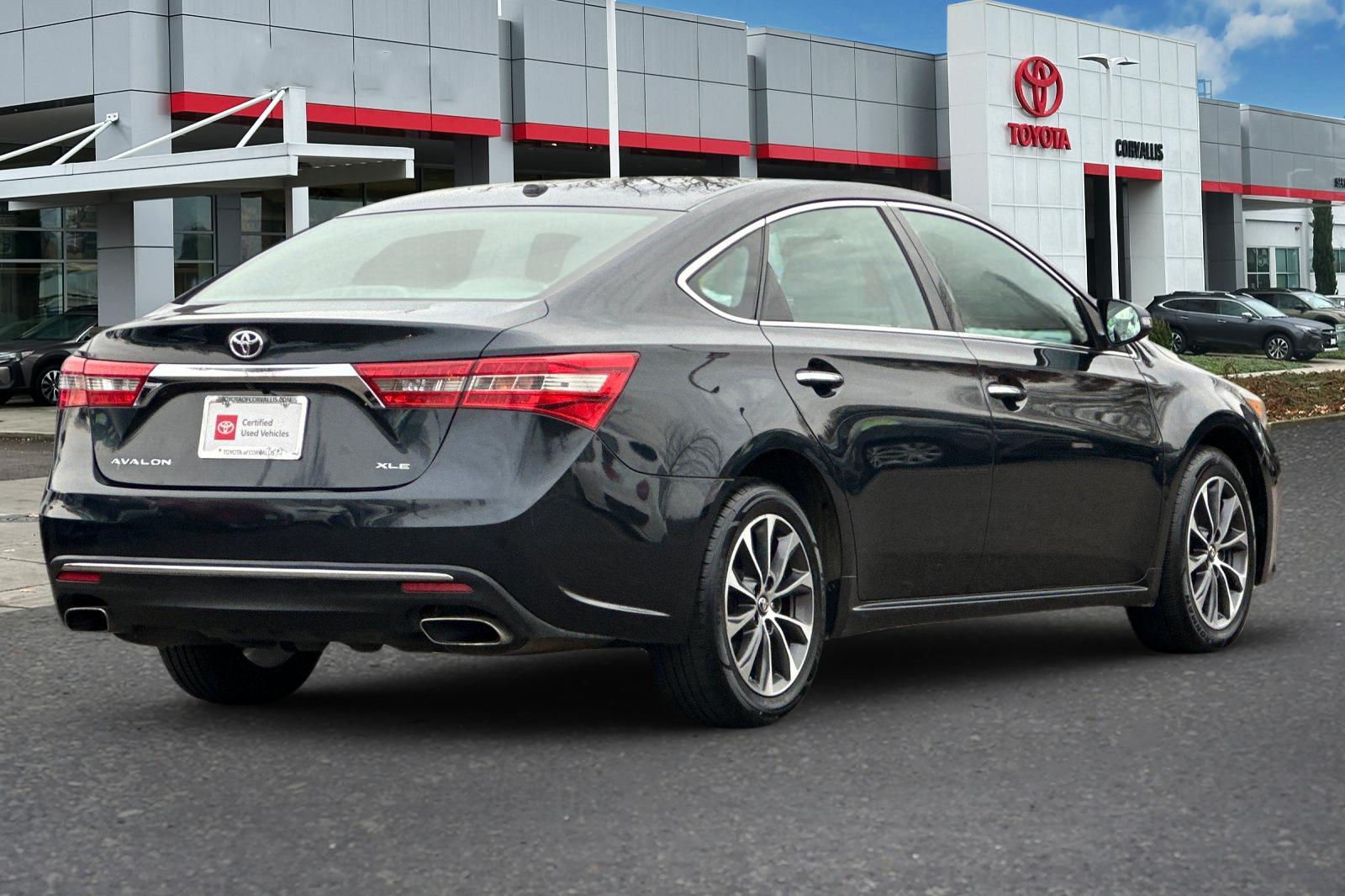 2016 Toyota Avalon XLE photo 3