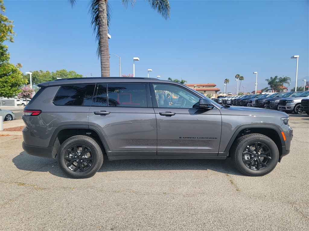 2025 Jeep Grand Cherokee Altitude photo 3