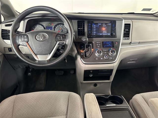2017 Toyota Sienna LE photo 14