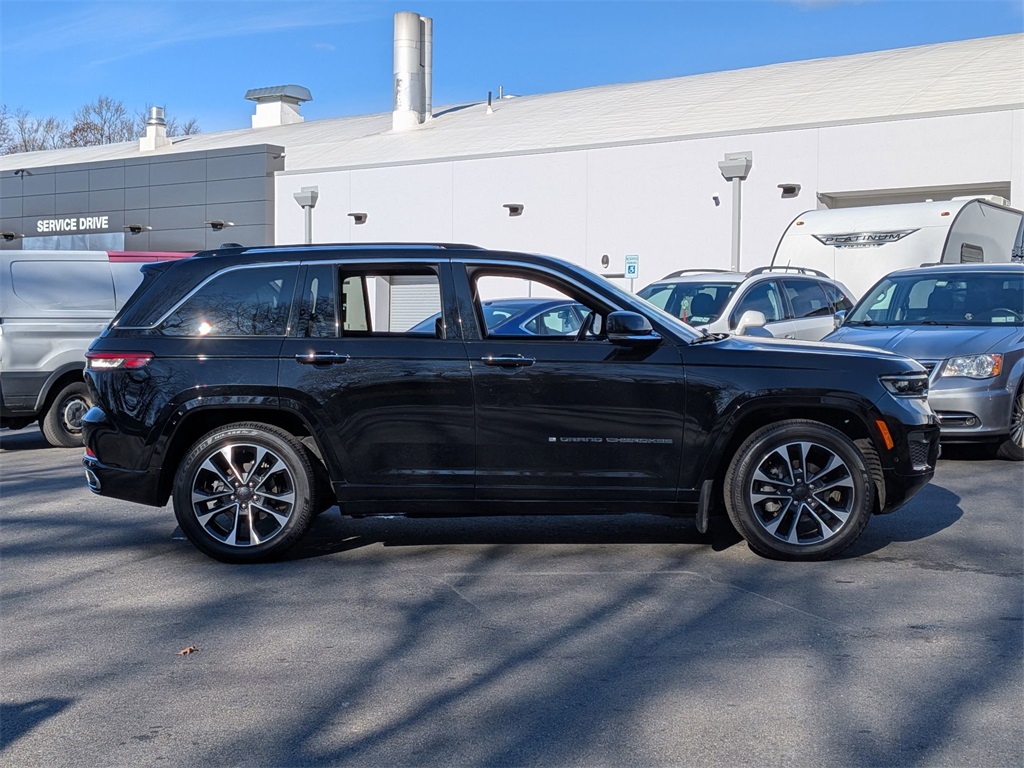 2023 Jeep Grand Cherokee Overland photo 2