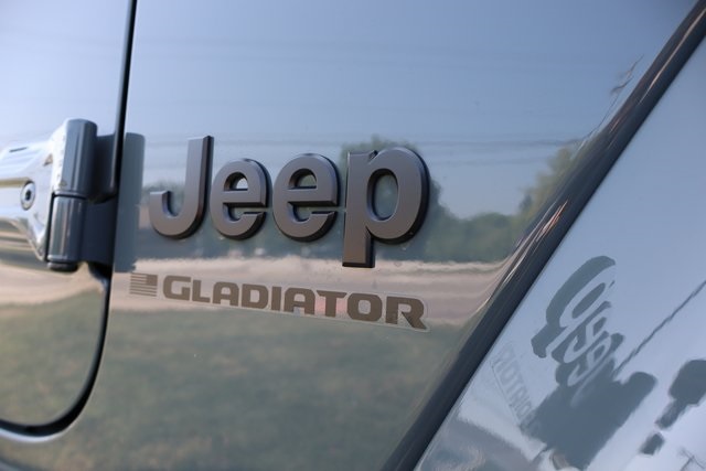 2025 Jeep Gladiator Sport S photo 2