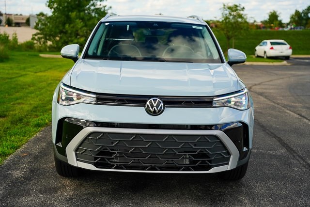 2025 Volkswagen Taos SE photo 3