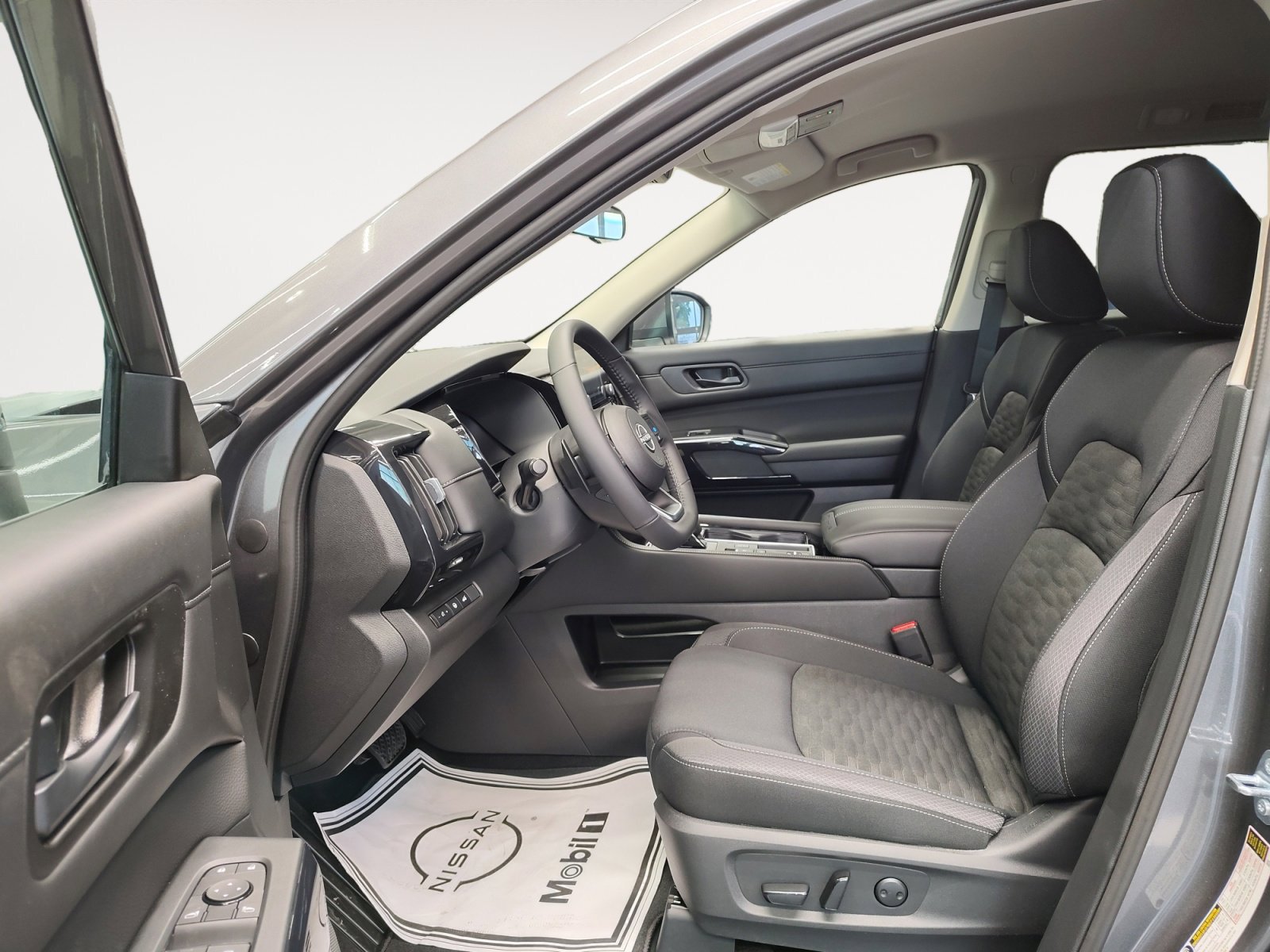 2025 Nissan Pathfinder SV photo 20