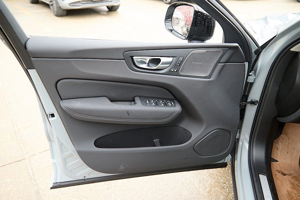 2026 VOLVO XC60 - Image 9