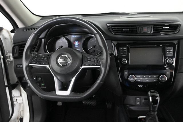 2017 Nissan Rogue SV photo 2