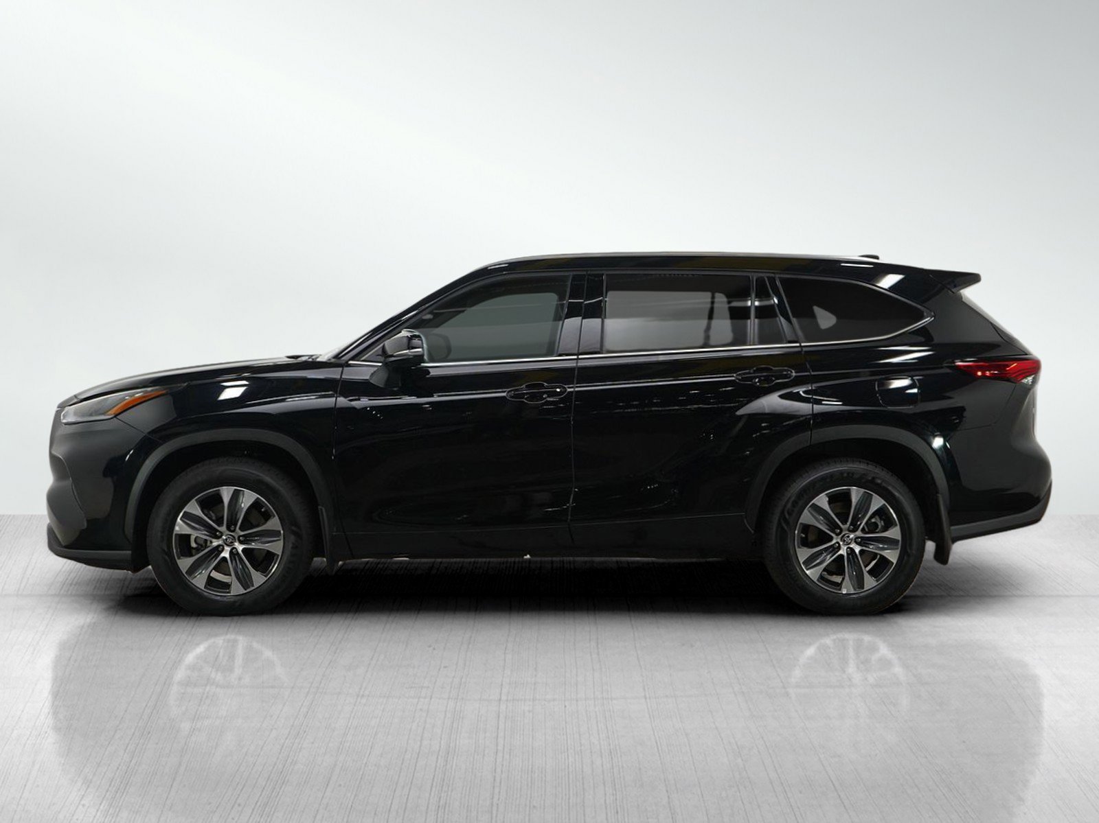 Used 2021 Toyota Highlander XLE with VIN 5TDGZRBH4MS123461 for sale in Bloomington, Minnesota