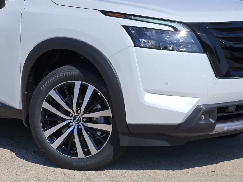 2025 Nissan Pathfinder Platinum photo 3