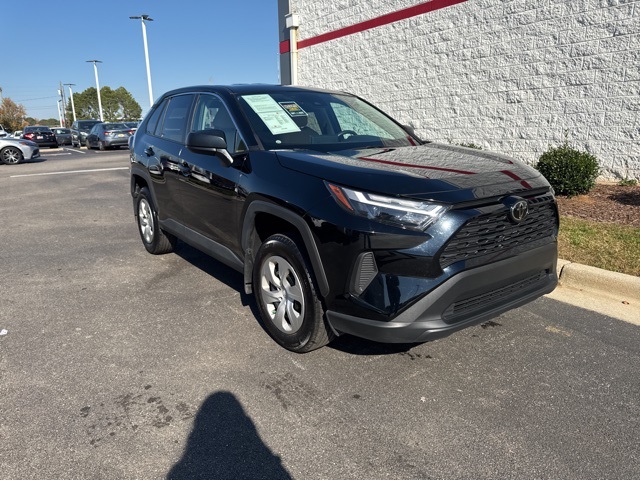 2024 Toyota RAV4 LE's photo