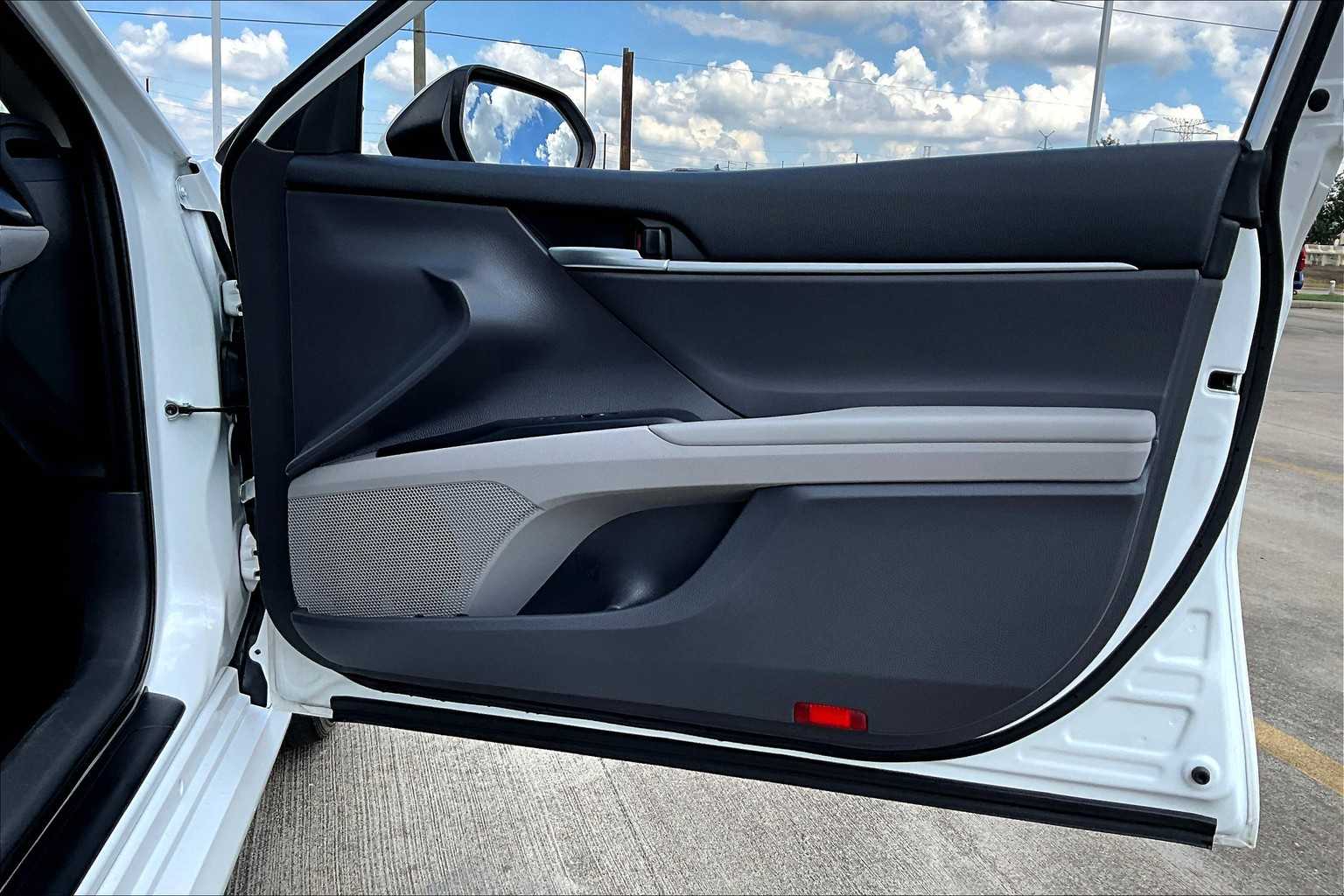 2020 Toyota Camry Hybrid LE photo 18