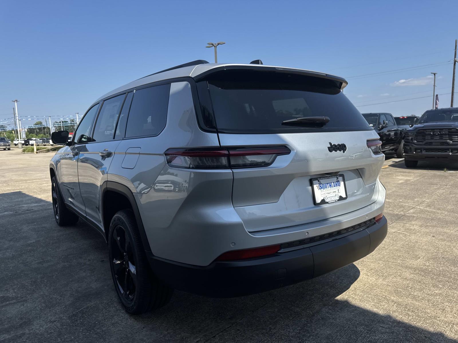 2025 Jeep Grand Cherokee Altitude photo 3