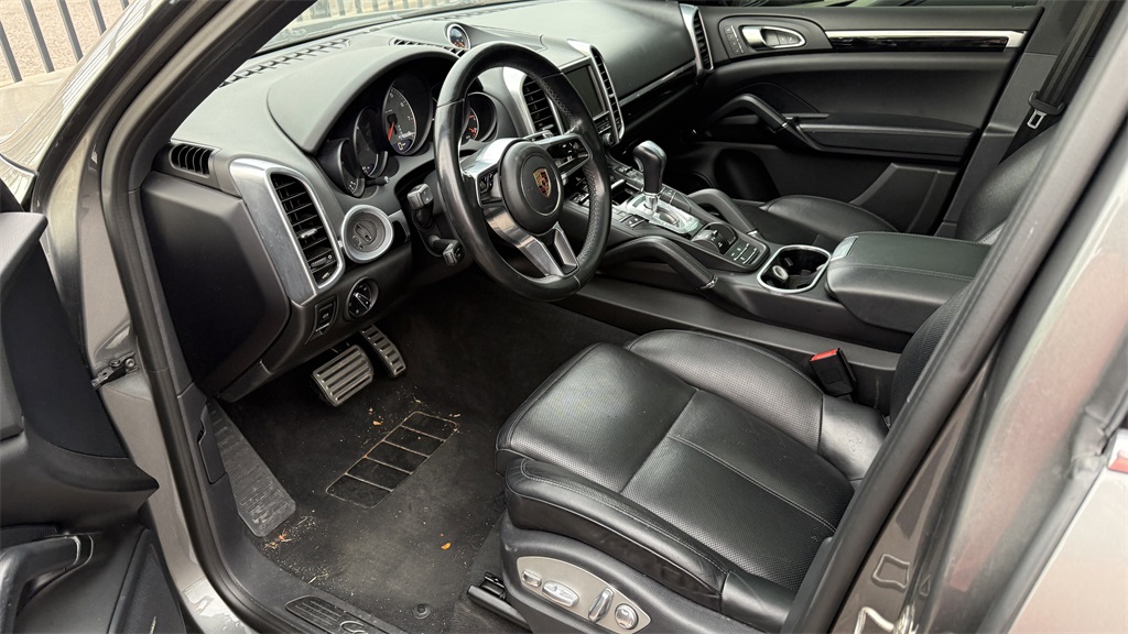 2016 Porsche Cayenne S photo 2