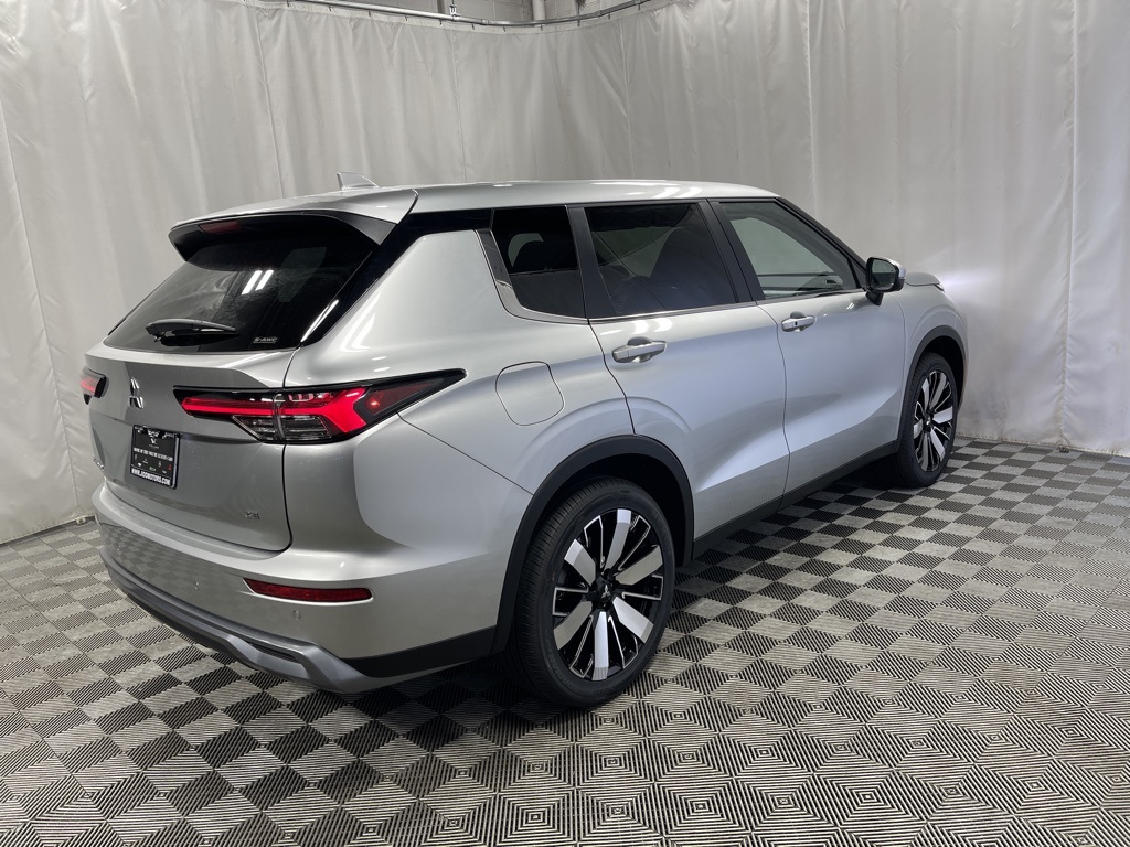 2025 Mitsubishi Outlander SE photo 3