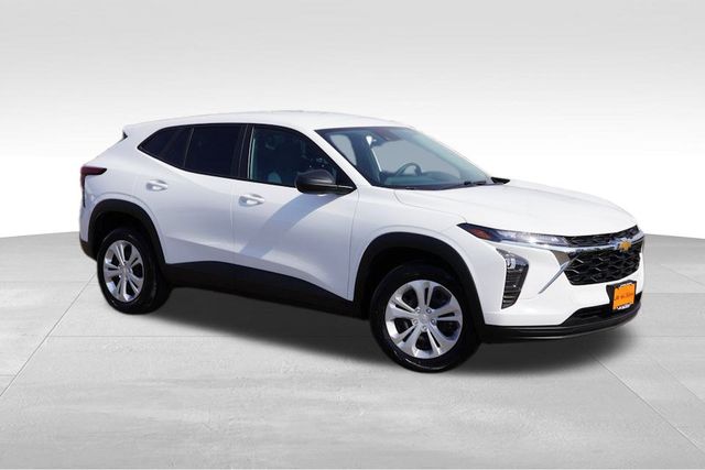 2024 Chevrolet Trax LS photo 2