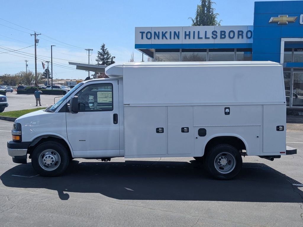 2024 Chevrolet Express Cutaway 3500 photo 3
