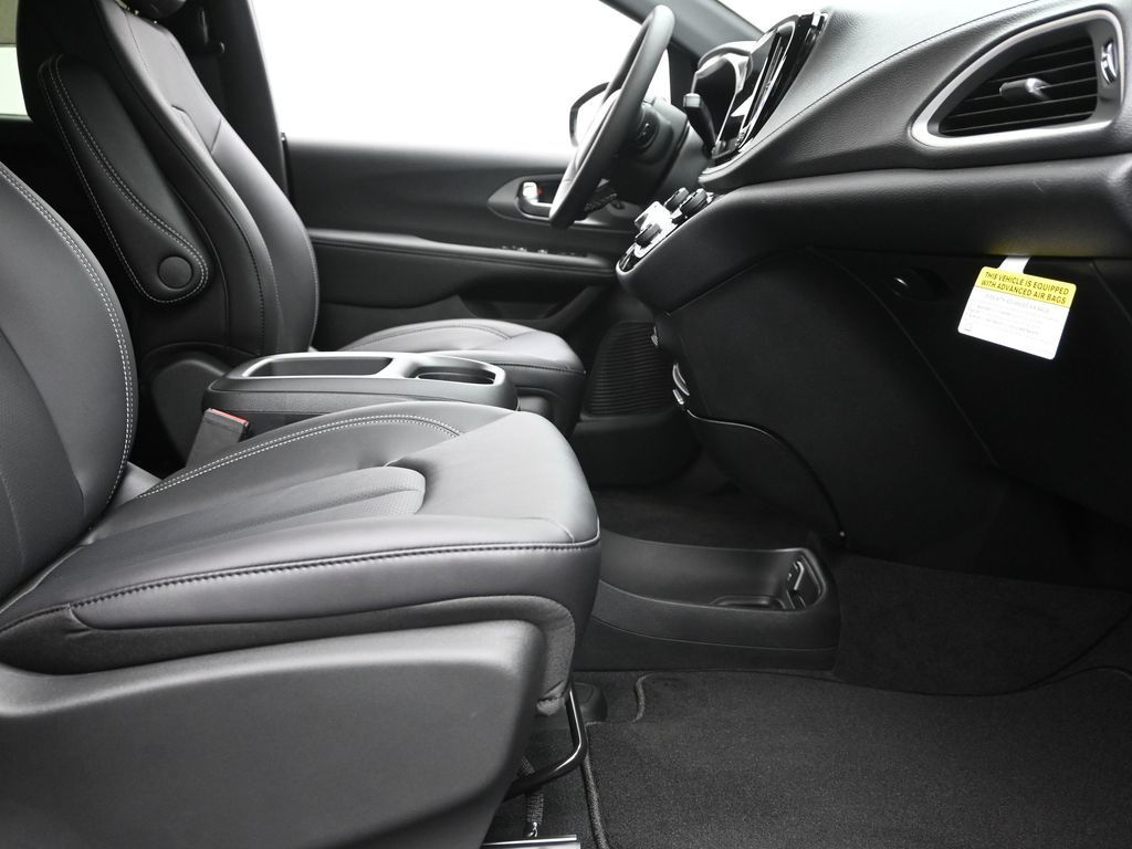 2026 Chrysler Pacifica photo 5