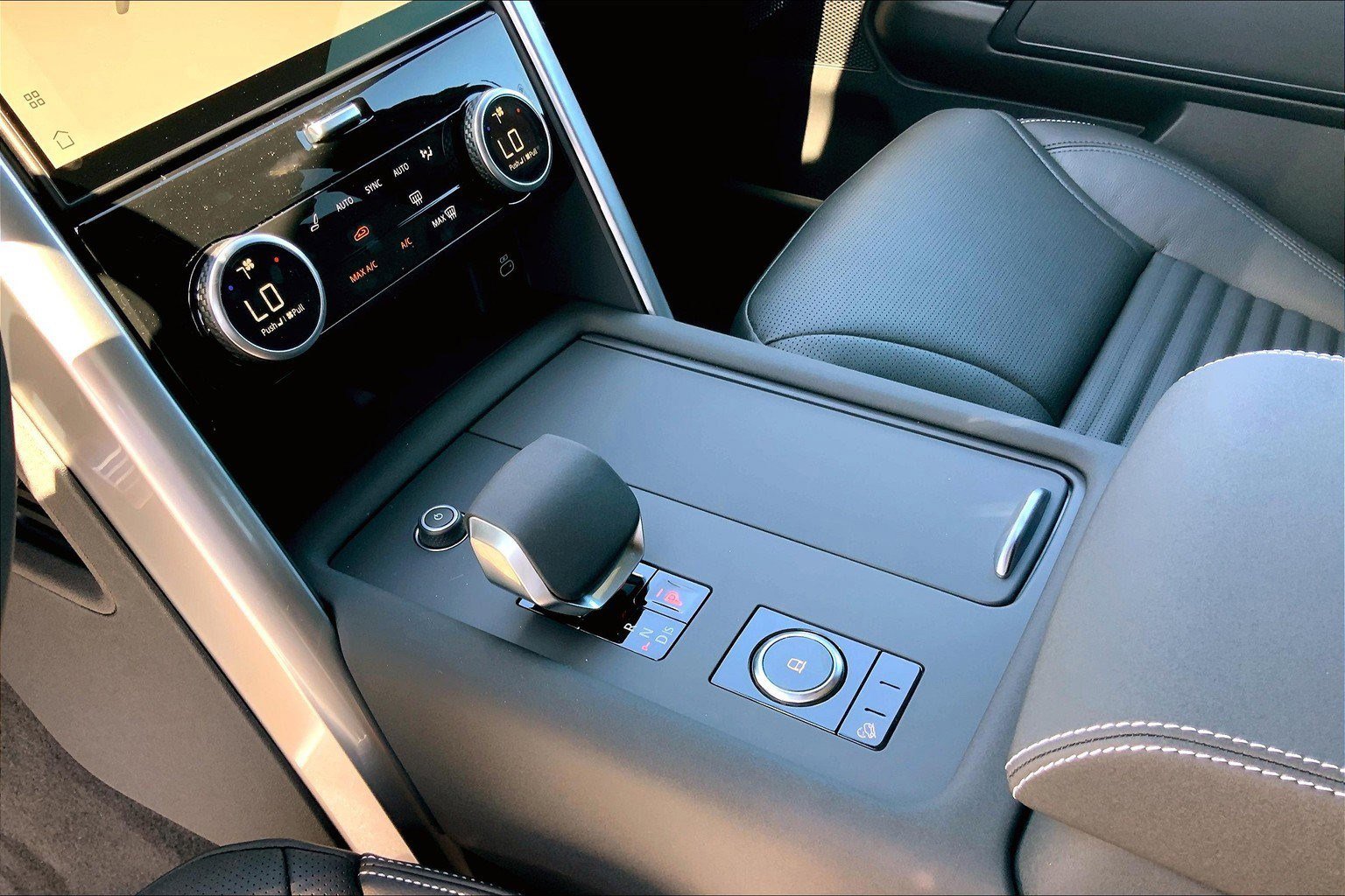 2025 Land Rover Discovery SE photo 6