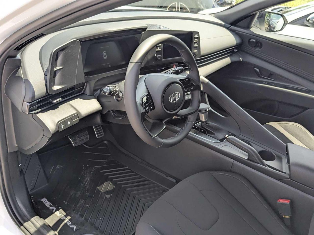 2025 Hyundai Elantra SEL Sport photo 2