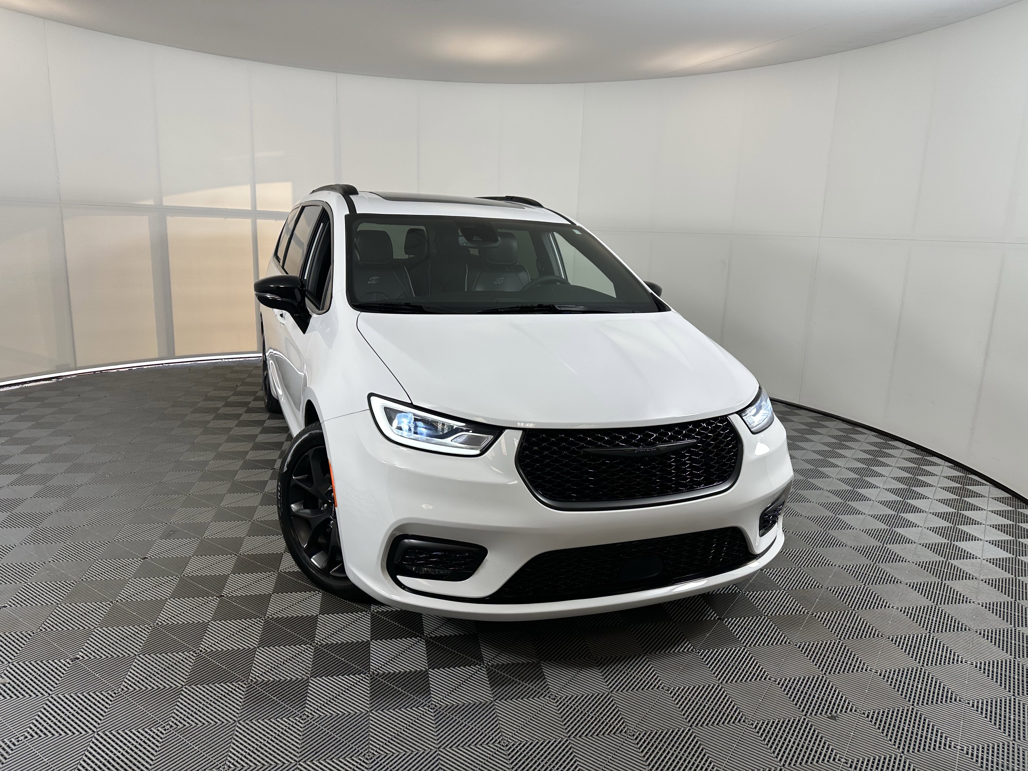 2025 Chrysler Pacifica Limited's photo