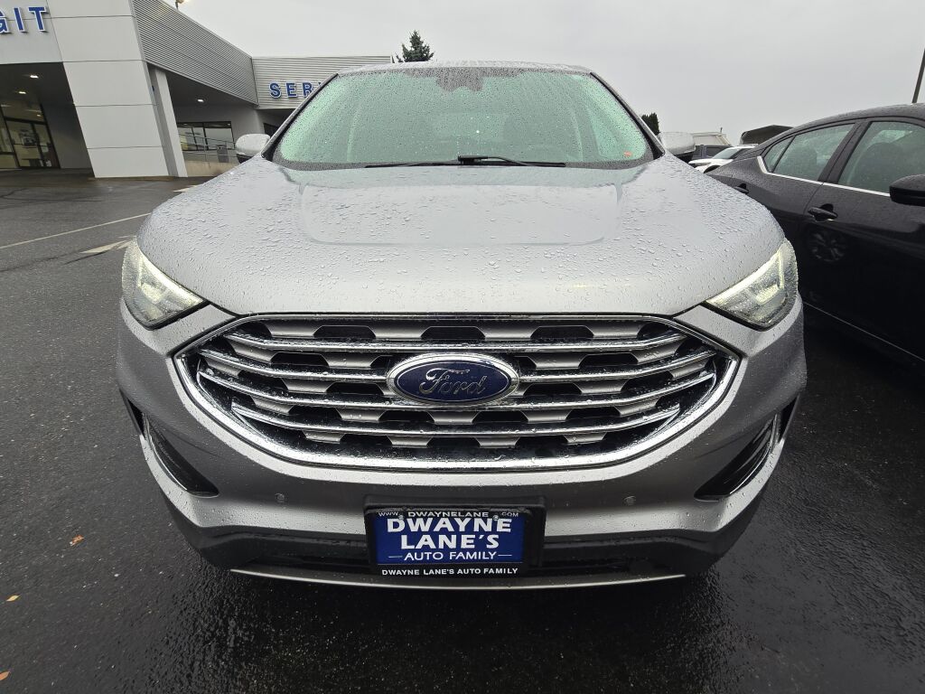 2022 Ford Edge Titanium photo 2