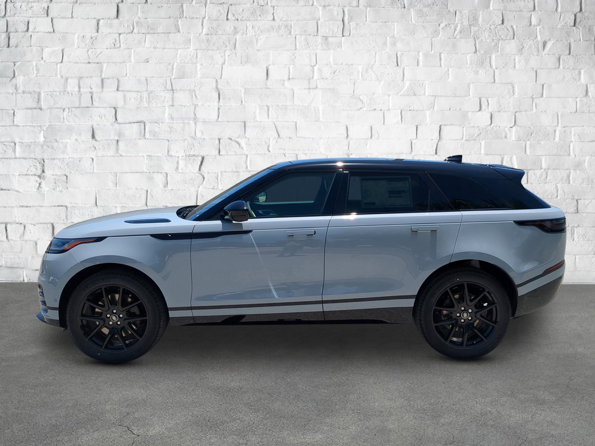 2026 Land Rover Range Rover Velar SE photo 3