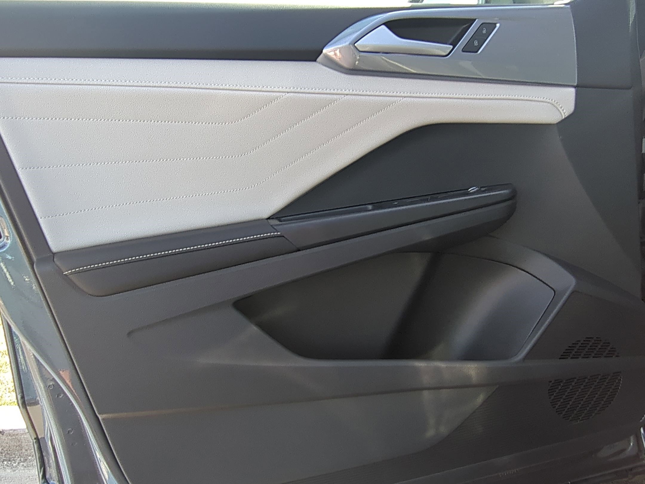 2025 Volkswagen Taos SEL photo 7
