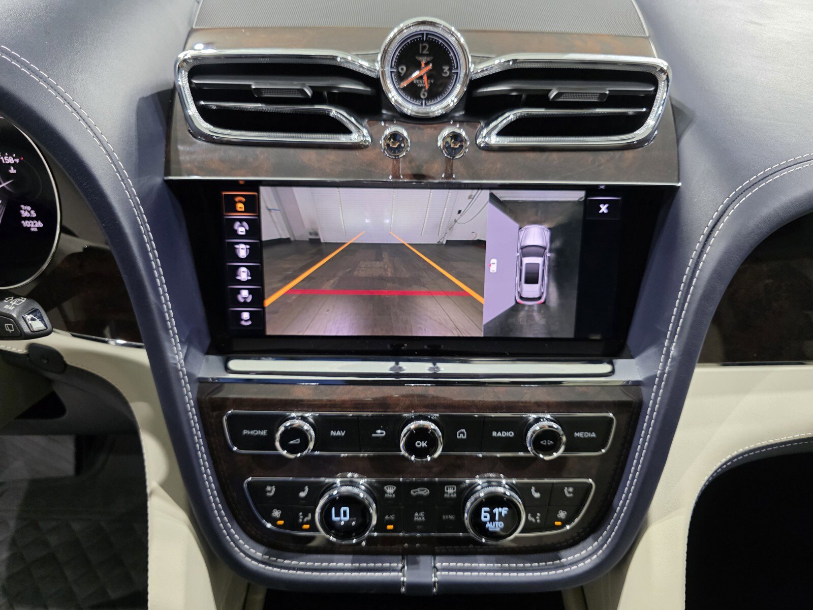 2023 Bentley Bentayga EWB Azure Mulliner photo 16