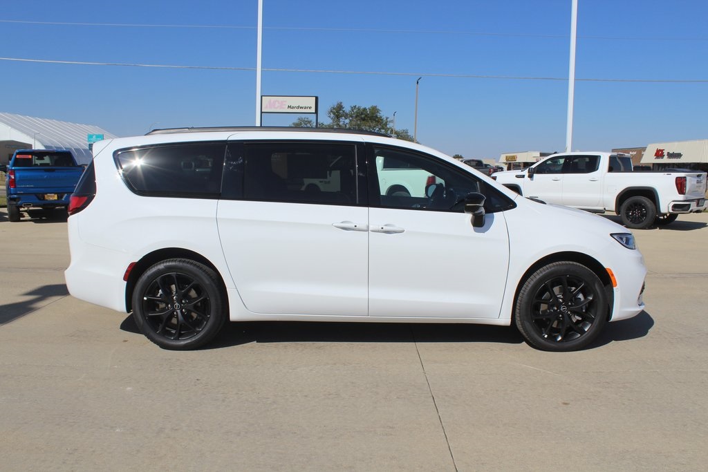 2026 Chrysler Pacifica Limited photo 2