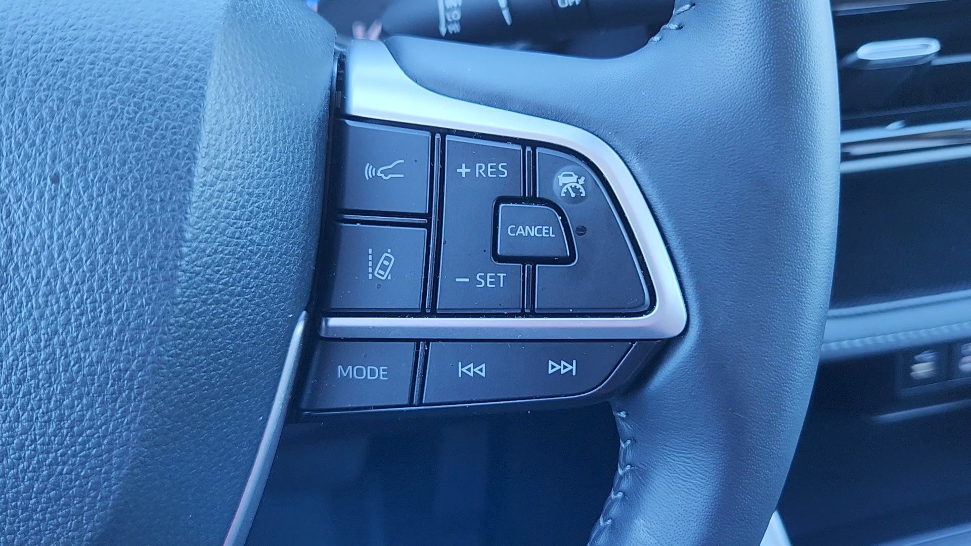 2024 Toyota Highlander Hybrid LE photo 12