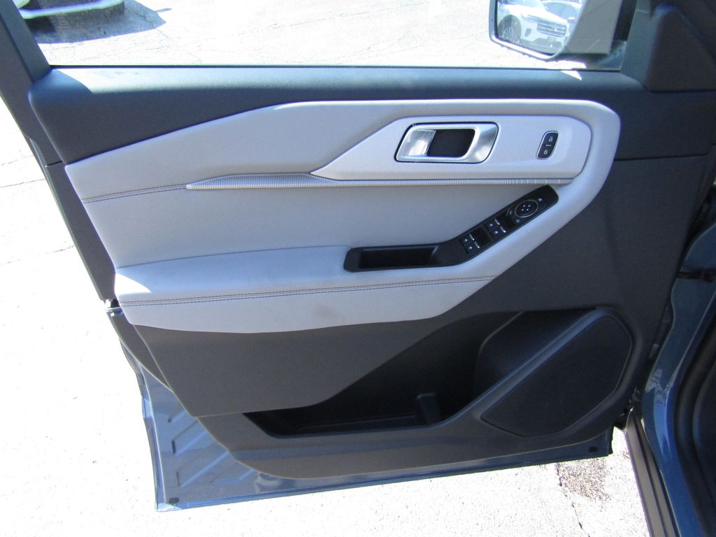 2025 Ford Explorer photo 9