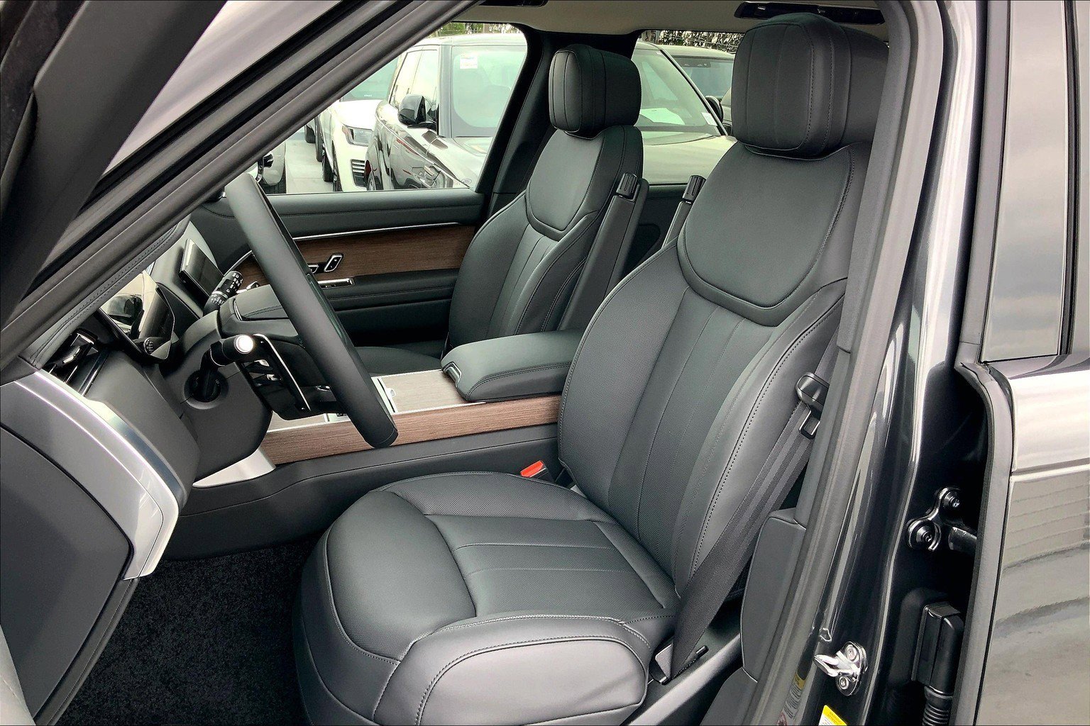 2025 Land Rover Range Rover SE photo 4