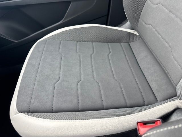 2025 Volkswagen Taos SE photo 19