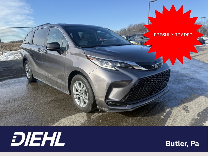 2022 Toyota Sienna XSE's photo