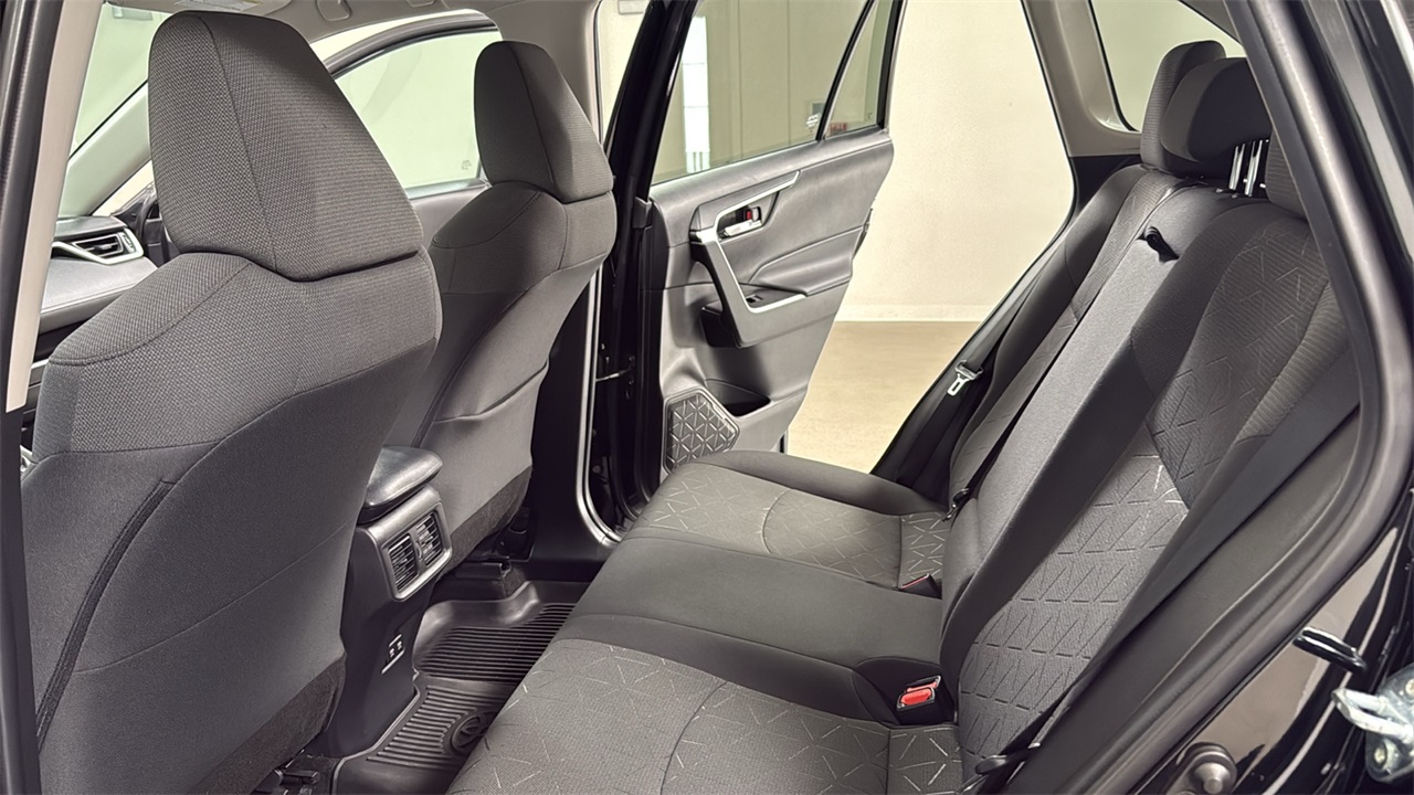 2021 Toyota RAV4 XLE photo 13