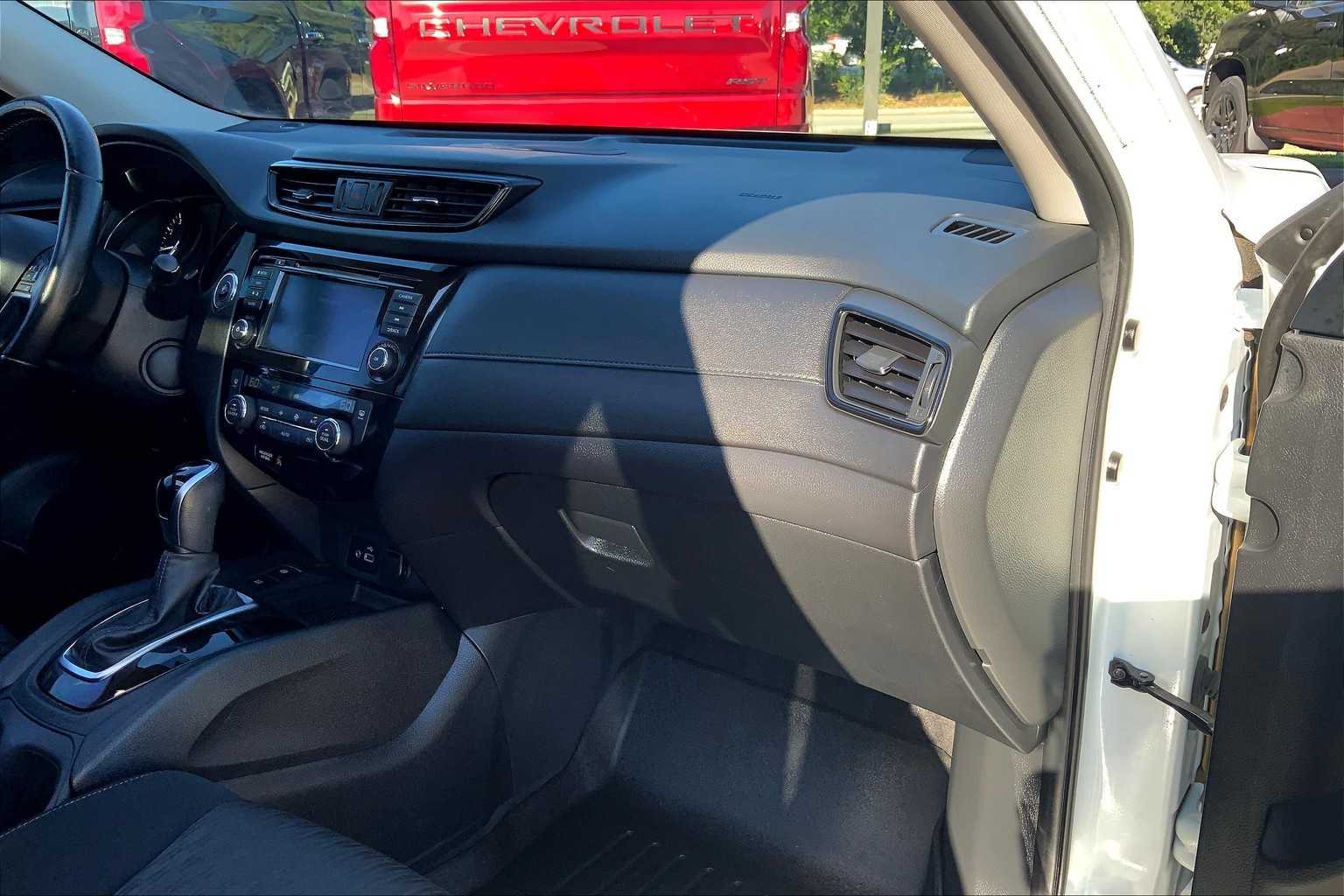 2020 Nissan Rogue SV photo 18