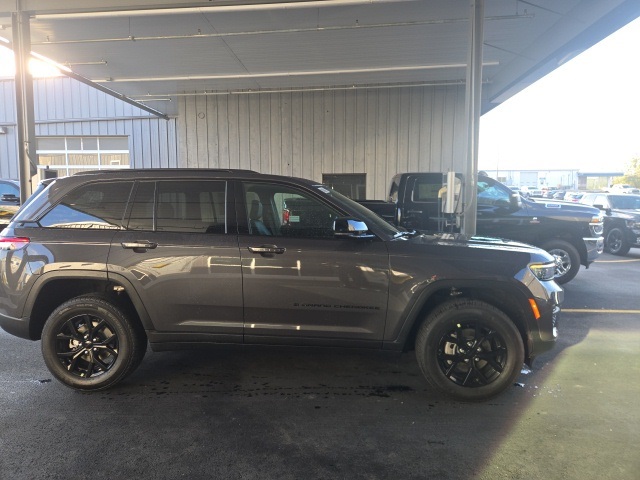 2025 Jeep Grand Cherokee Altitude photo 2