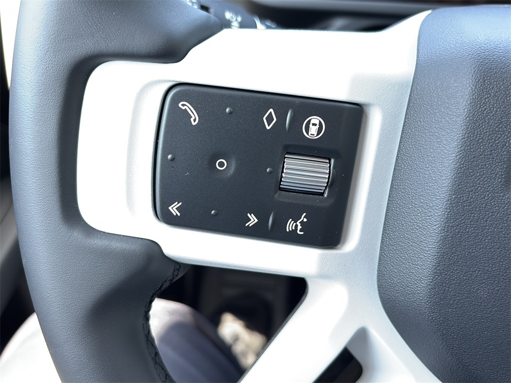 2025 Land Rover Defender 110 S photo 13