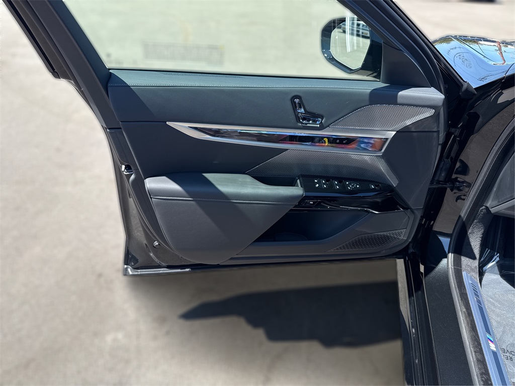 2026 Bmw 750e photo 21