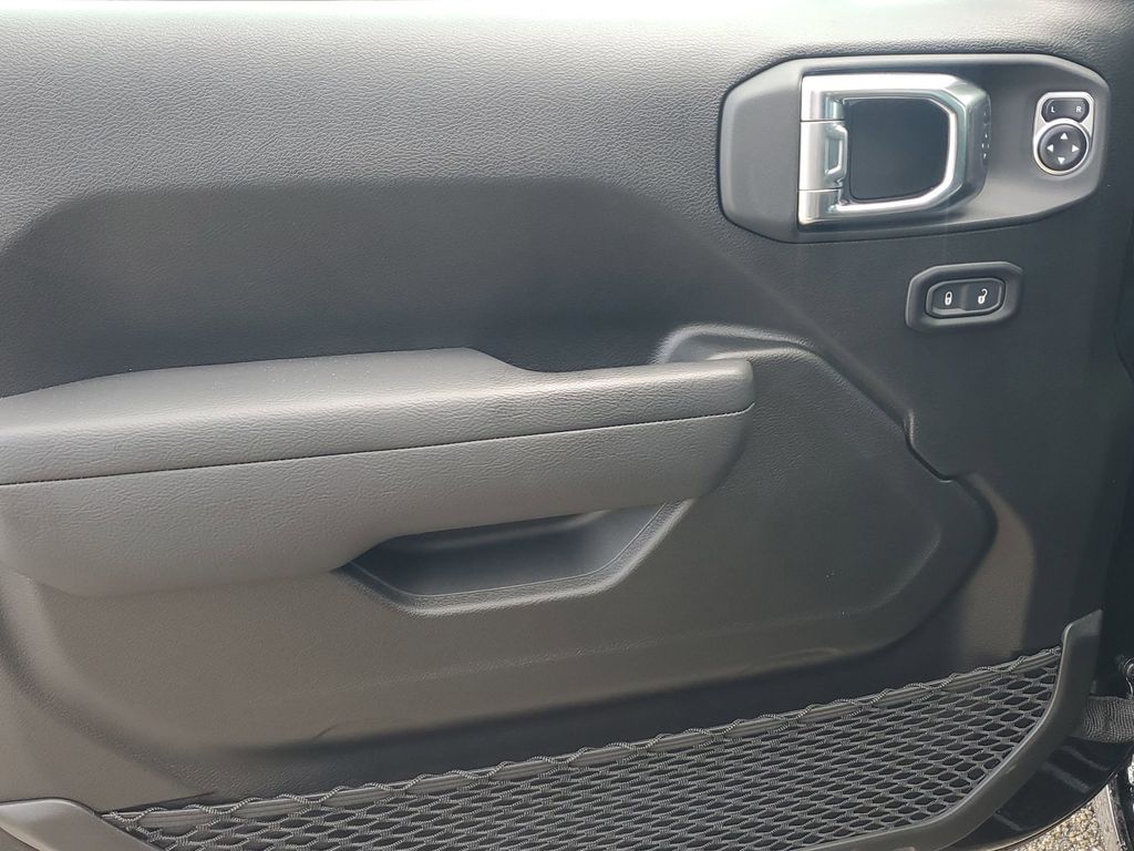 2025 Jeep Wrangler photo 39