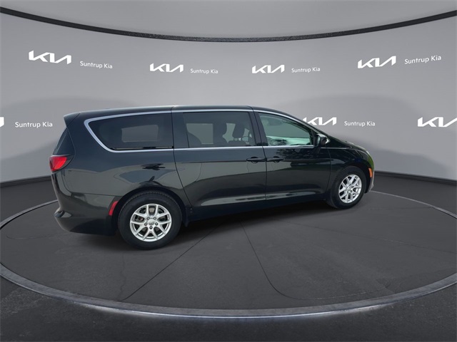 2017 Chrysler Pacifica LX photo 19