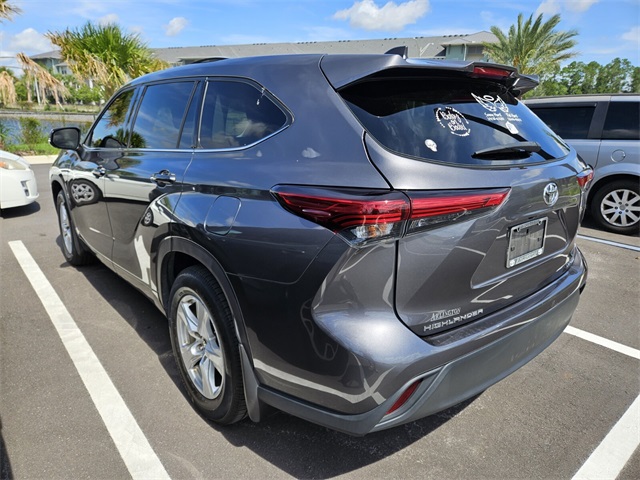 2022 Toyota Highlander LE photo 3
