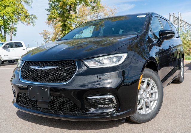 2026 Chrysler Pacifica Select's photo