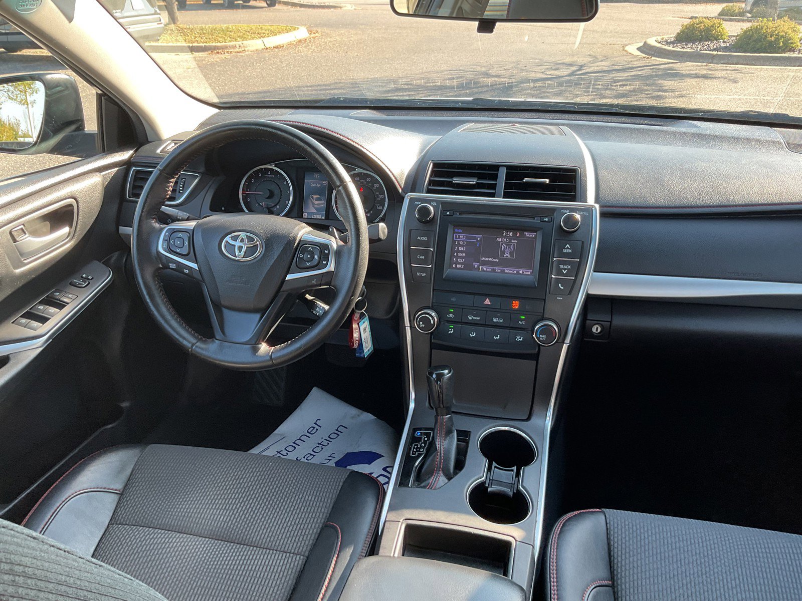 2016 Toyota Camry SE photo 17
