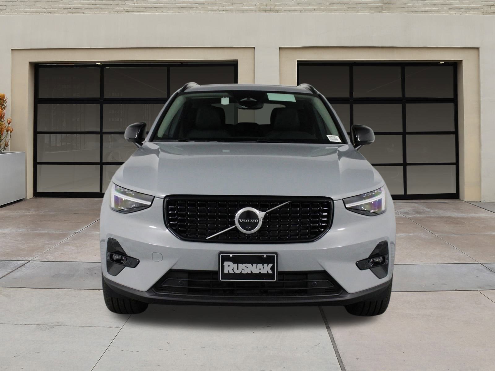 2025 Volvo XC40 Plus photo 2