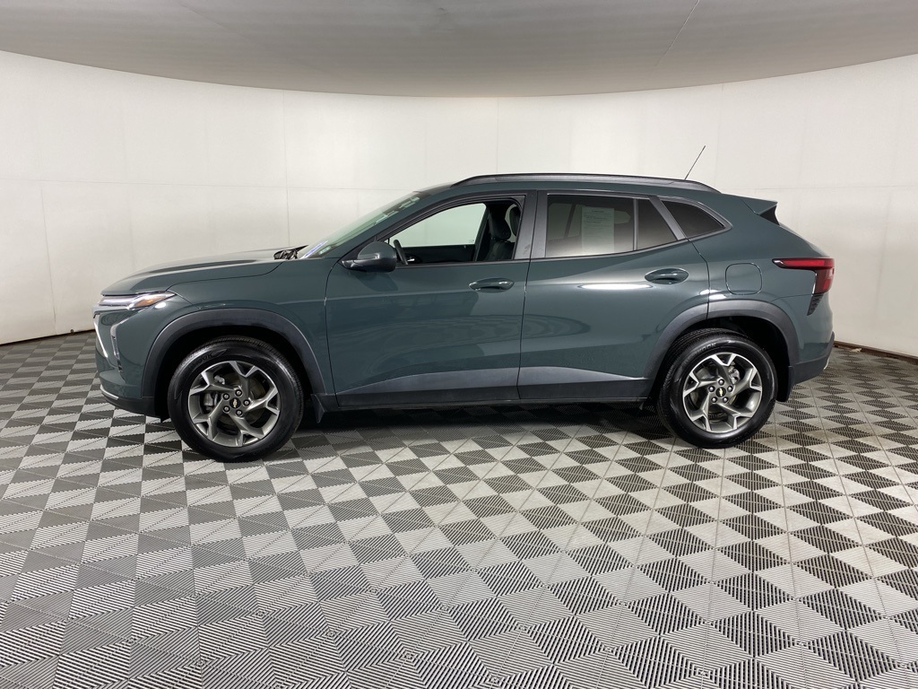 2025 Chevrolet Trax LT photo 3