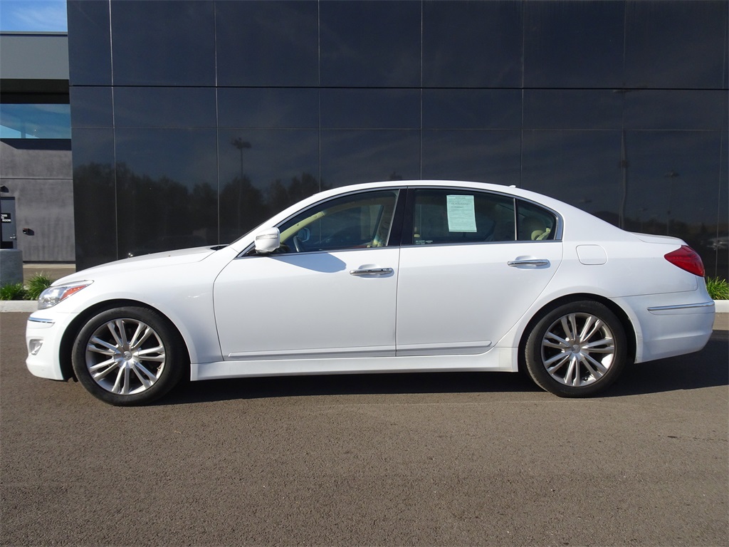2014 Hyundai Genesis 3.8 RWD photo 3