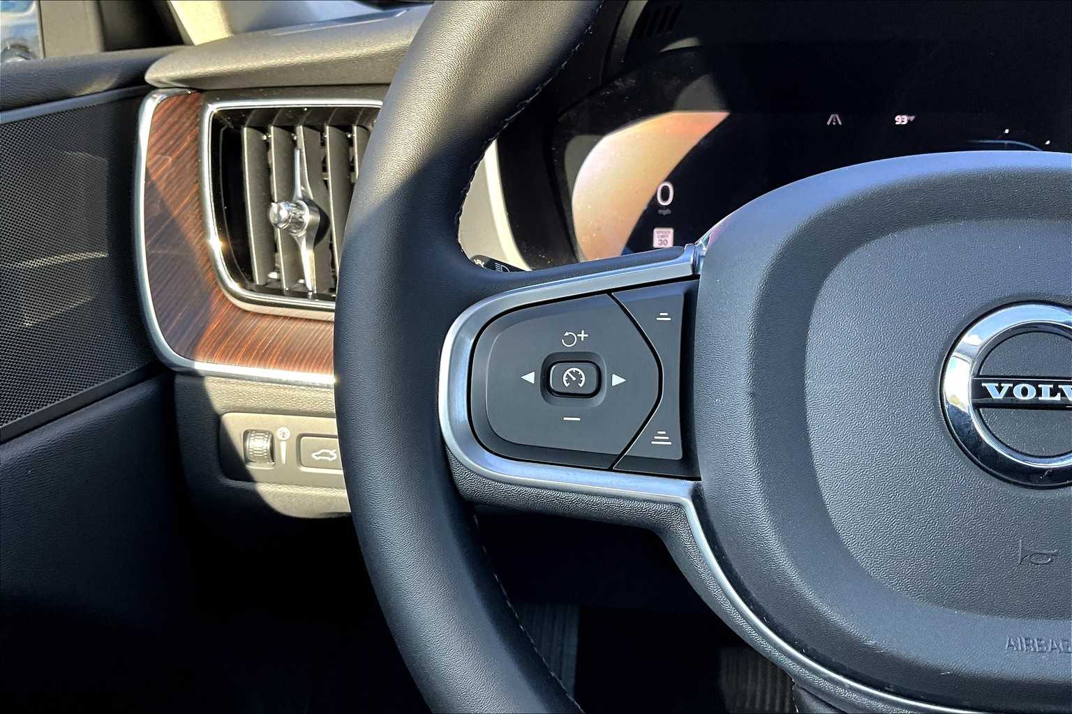 2022 Volvo XC60 Recharge Hybrid Inscription Expression photo 21