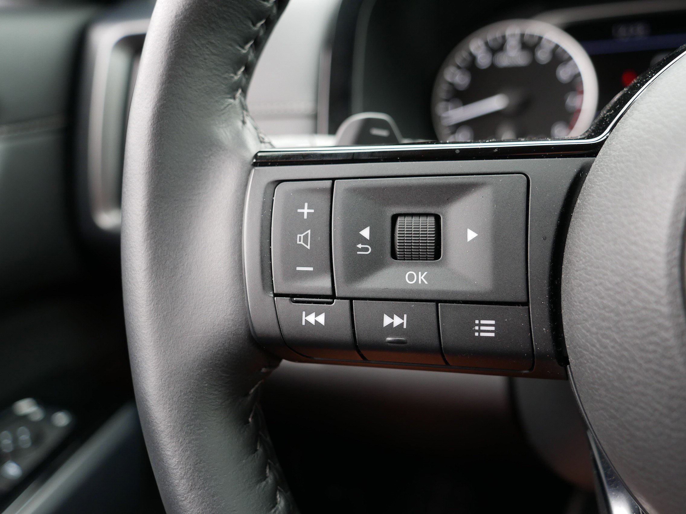 2024 Nissan Pathfinder SL photo 28